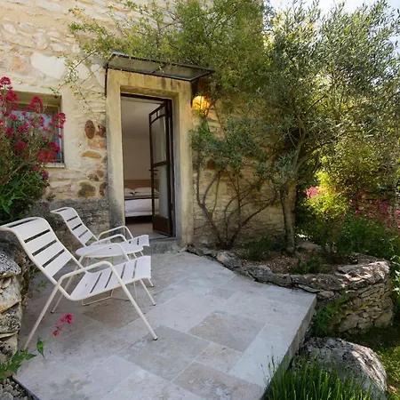 Le Jas Du Boeuf Guest house Cruis